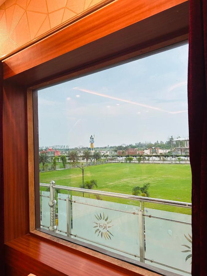 Royal Heritage Hotel & Resort Ayodhya Luaran gambar