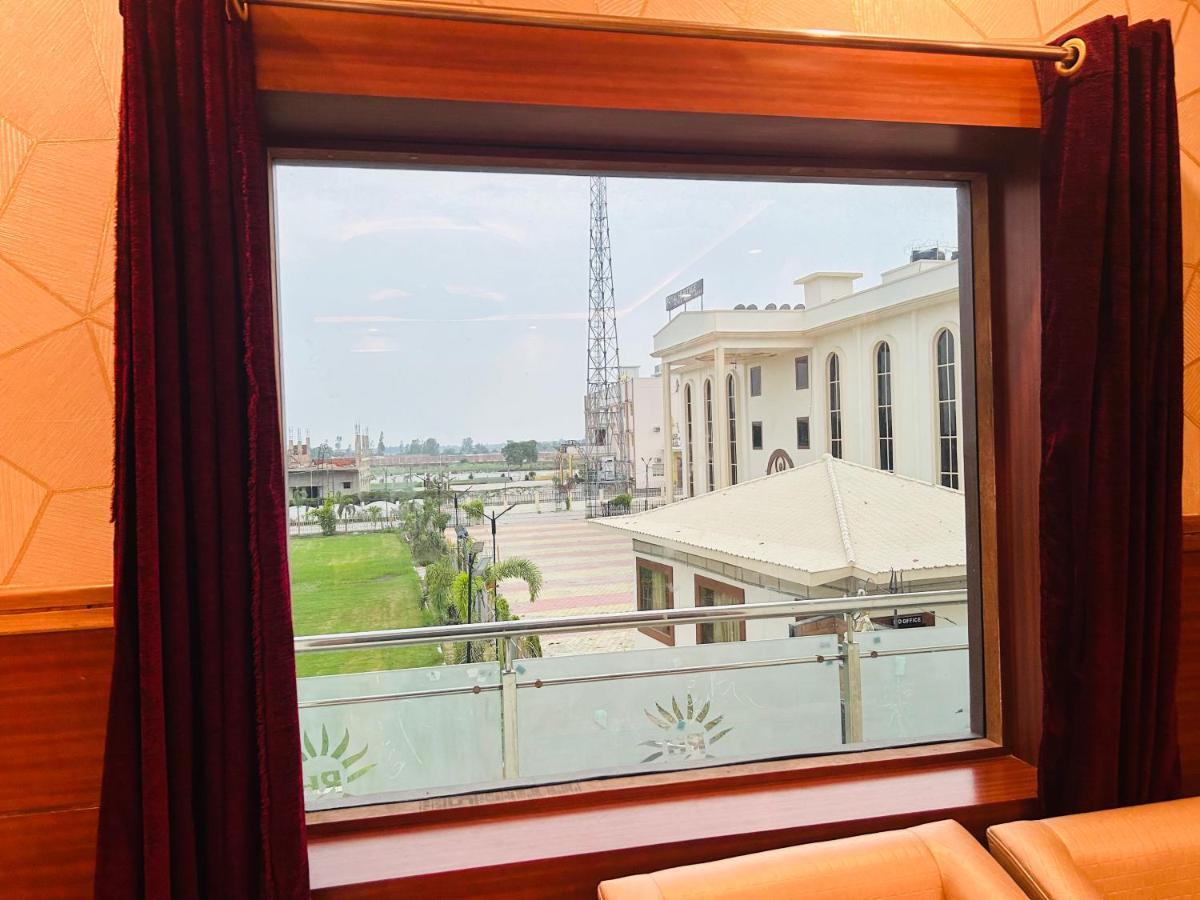 Royal Heritage Hotel & Resort Ayodhya Luaran gambar